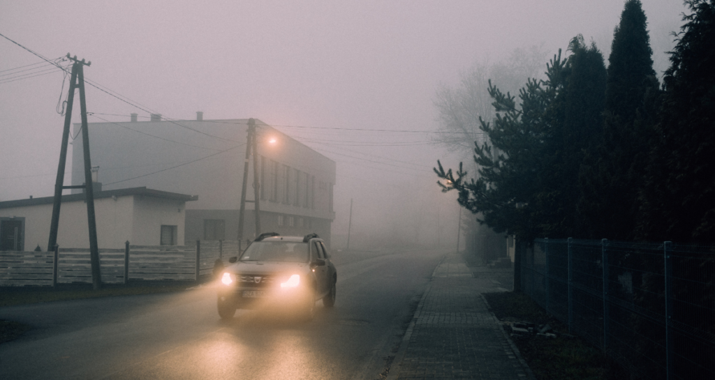 雨の日の夕方の写真